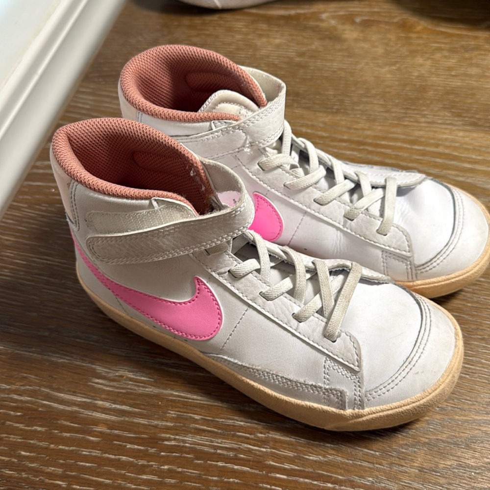 Nike blazers size 2.5 girls